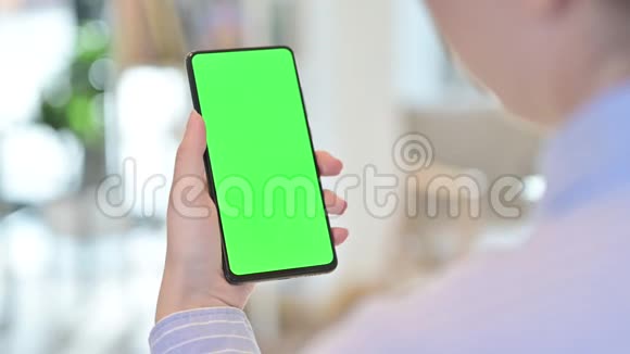 女性使用带有彩色屏幕的智能手机后视图视频的预览图