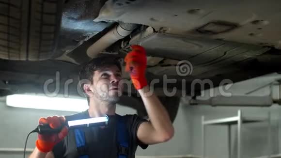 手电筒修理工修理汽车视频的预览图
