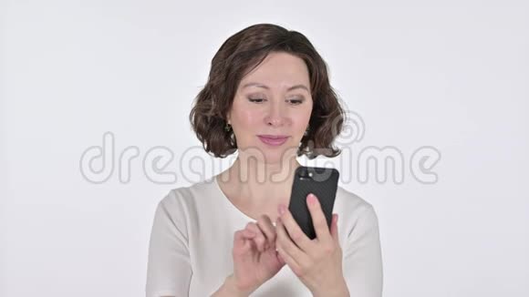 智能手机上的老太太庆祝白色背景视频的预览图
