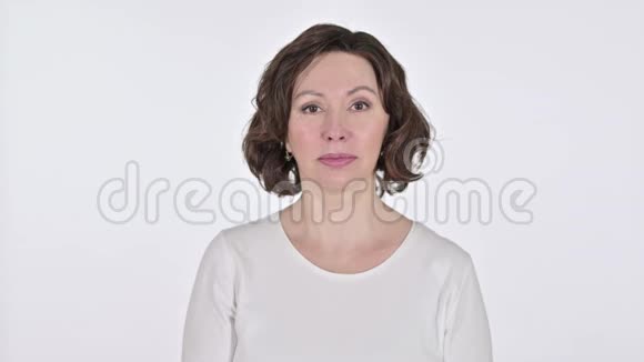 老妇人在白色背景下震惊的表情视频的预览图