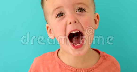 男孩的嘴张开视频的预览图