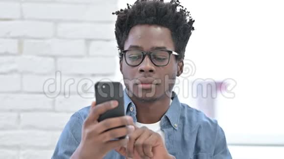 雄心勃勃的非洲年轻人使用智能手机视频的预览图
