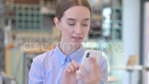 年轻女商人在智能手机上的损失画像视频的预览图