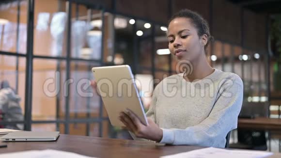 非洲职场女性在平板电脑上的在线视频聊天视频的预览图