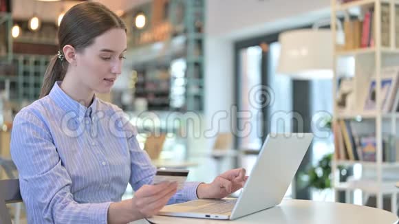 咖啡厅年轻女商人的笔记本电脑在线支付视频的预览图