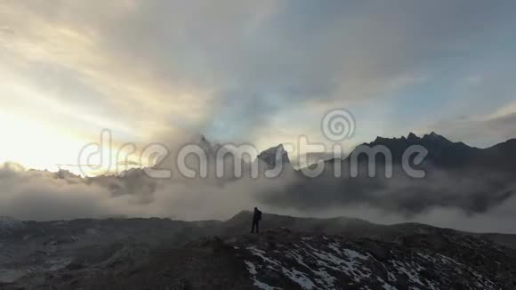 日落时的阿玛达布拉姆山和希克曼喜马拉雅山尼泊尔鸟瞰图视频的预览图