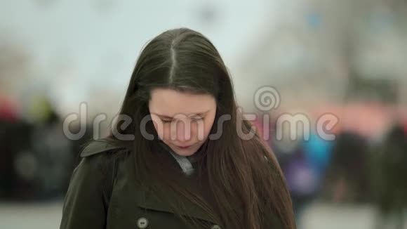 悲伤的女孩看着相机不高兴的破脸心烦意乱的女人悲伤的情绪视频的预览图