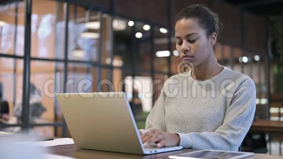 在笔记本电脑上工作的非洲妇女的大拇指视频的预览图