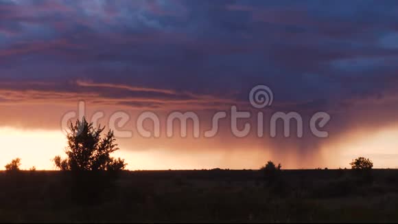 雷雨前日落的天空视频的预览图