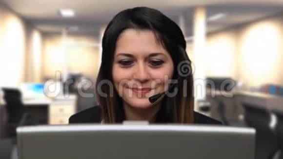 漂亮的商务女性会说话的笔记本电脑聊天近距离视频的预览图