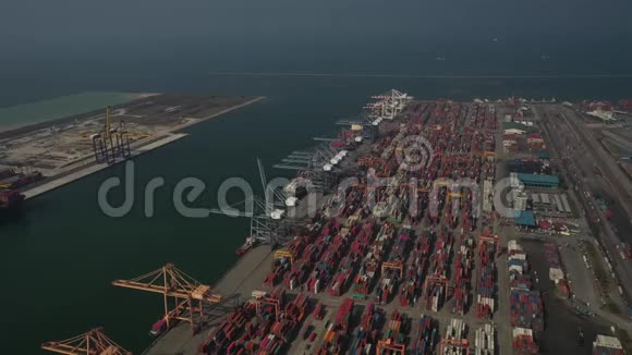 泰国LaemChabang港进出口集装箱箱视频的预览图
