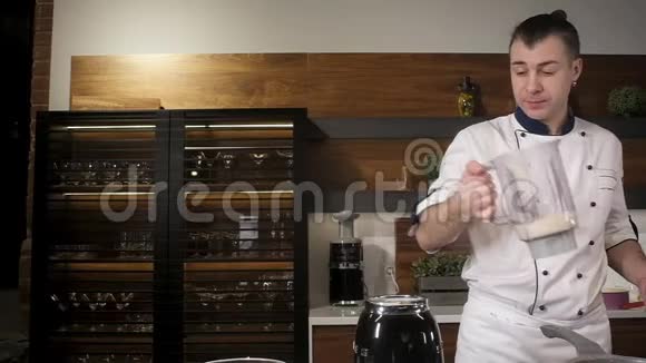 准备牛奶鸡尾酒厨师在厨房的搅拌机里做冰沙视频的预览图