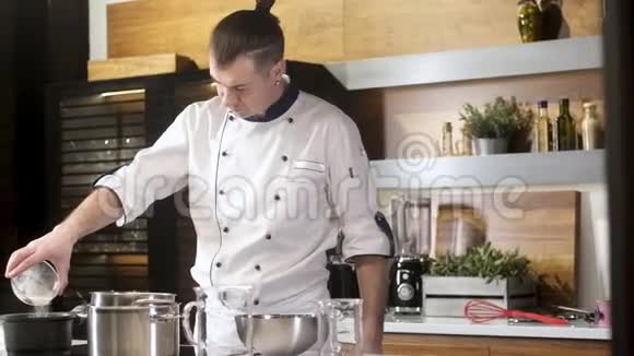 穿制服的厨师在餐厅厨房准备食物视频的预览图