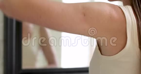 女人用除臭剂腋窝视频的预览图