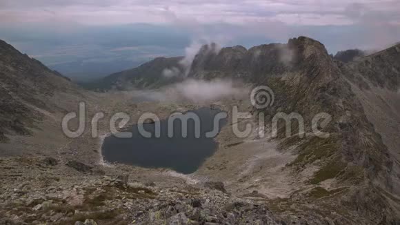 山脉中的低云视频的预览图