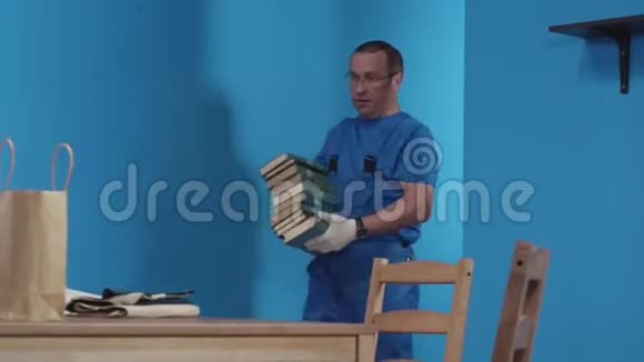 男人在厨房带书视频的预览图