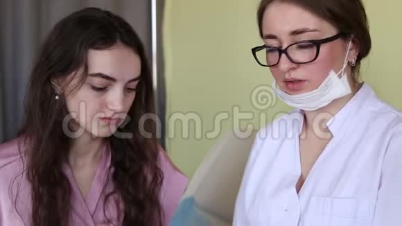 女医生向她的女病人解释诊断回避程序视频的预览图