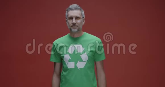 男人指着t恤上的回收符号视频的预览图
