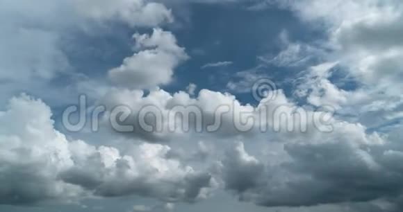 灰色云层的时间推移视频的预览图