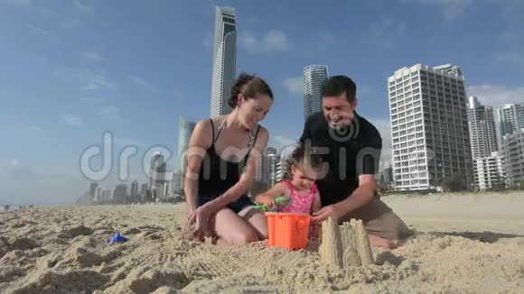 家庭建造沙堡冲浪天堂澳大利亚视频的预览图