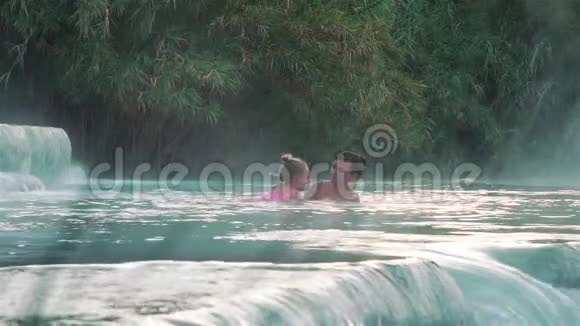 小女孩和妈妈在温泉里放松视频的预览图