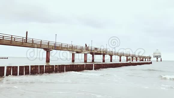 夏季末海上木制码头视频的预览图