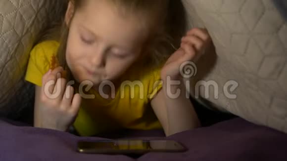 带电话和饼干的小女孩视频的预览图