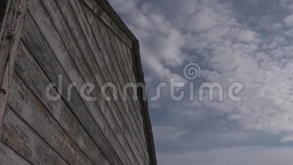 小屋和冰山的一面视频的预览图
