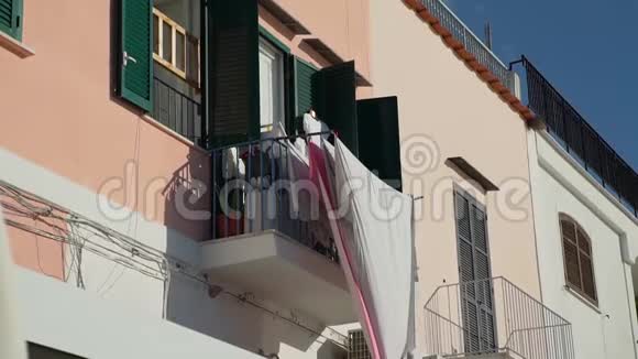 意大利有洗衣房的阳台视频的预览图