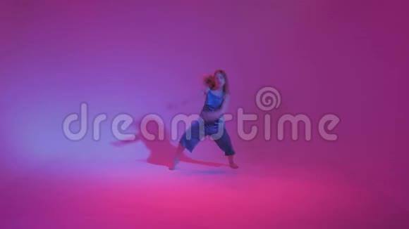 年轻时尚的女孩在工作室跳舞的彩色霓虹灯背景音乐dj海报设计视频的预览图