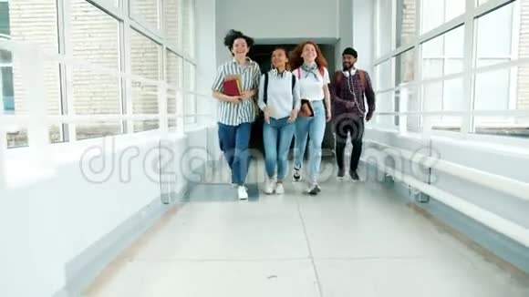 快乐的青春在大学走廊里奔跑捧着书笑着视频的预览图