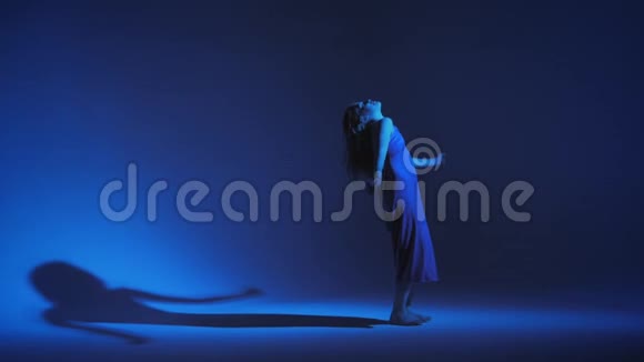 年轻时尚的女孩在工作室跳舞的彩色霓虹灯背景音乐dj海报设计视频的预览图