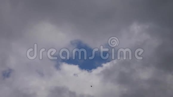 灰色的云朵穿过蓝天视频的预览图