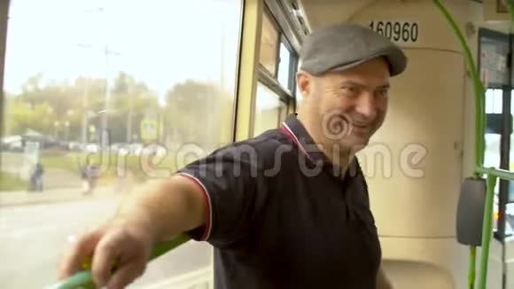 公共汽车上的笑脸人画像视频的预览图