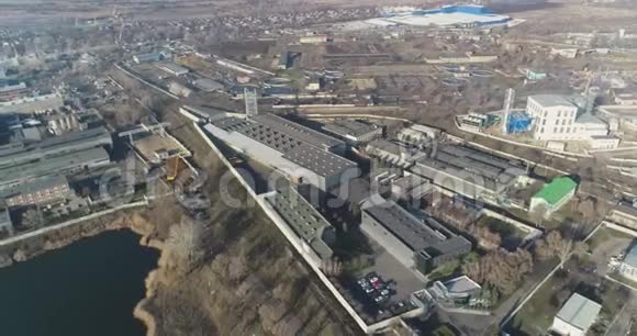 工厂从空中靠近湖边空中大型工厂视频的预览图