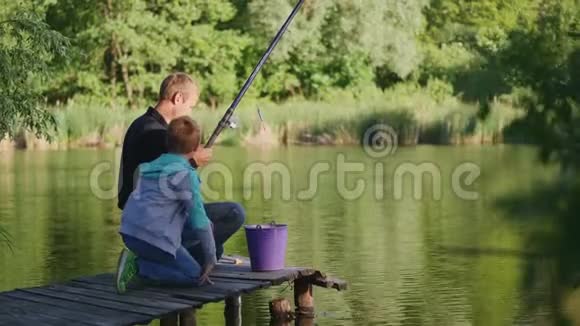 父子在湖上钓鱼视频的预览图