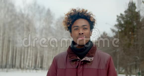 肖像黑脸男笑近非洲美国欢乐背景冬季4K视频的预览图