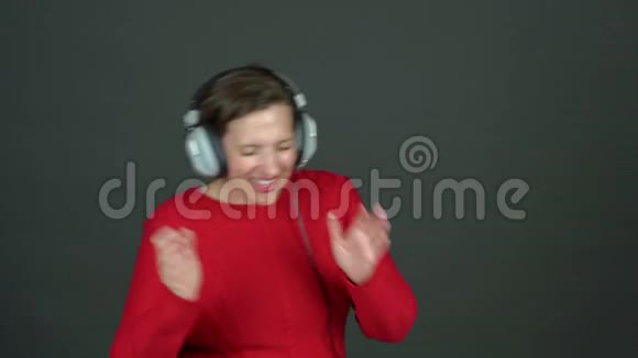 女人用模拟耳机跳舞视频的预览图