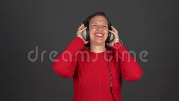 女人用模拟耳机跳舞视频的预览图