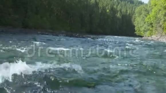 白水漂流在河里视频的预览图