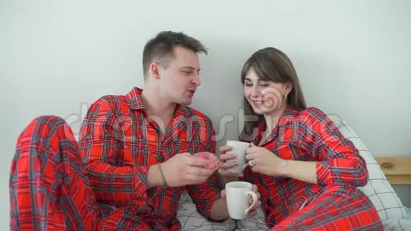 男人在床上给女朋友吃甜甜圈视频的预览图