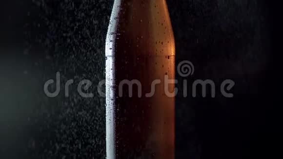 一个喷着水的雾状瓶子视频的预览图