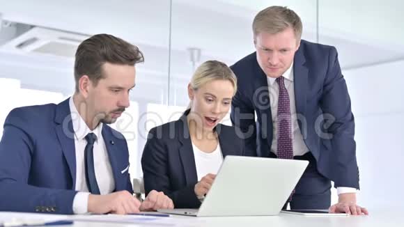 开朗的商业团队庆祝笔记本电脑的成功视频的预览图