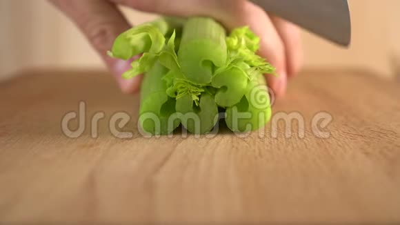 厨师用刀切芹菜视频的预览图