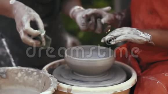 公园里的特写陶器课视频的预览图
