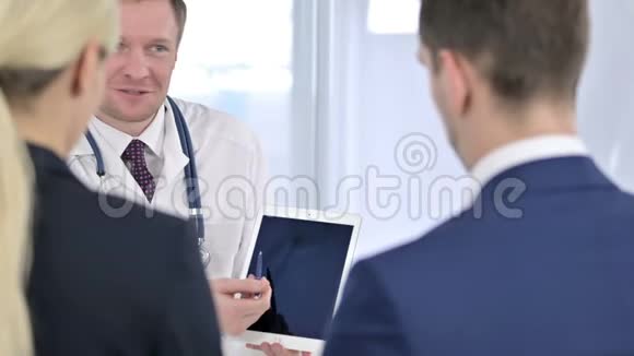 有吸引力的男性医生与病人讨论报告的肖像视频的预览图