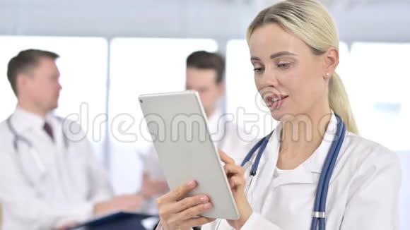 专业女性医生在办公室使用平板电脑的画像视频的预览图