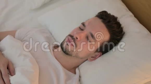 年轻人在床上头痛的肖像视频的预览图