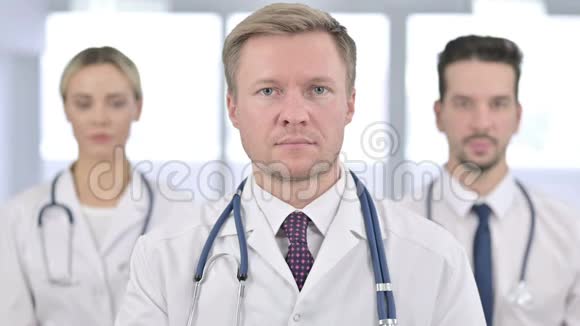 严肃的医生团队的肖像看镜头视频的预览图