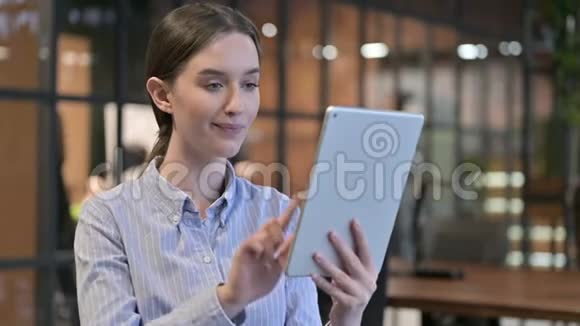 青年妇女在餐桌上的在线视频聊天视频的预览图